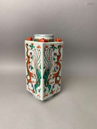 CHINE. Vase en porcelaine à section carrée, les qu…