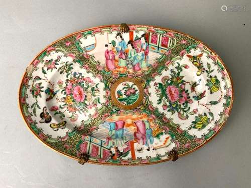 CHINE. Plat ovale en porcelaine dite de Canton à d…