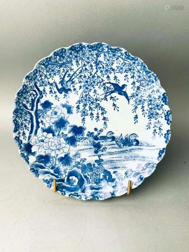 JAPON. Plat en porcelaine à bordure ondulée à déco…