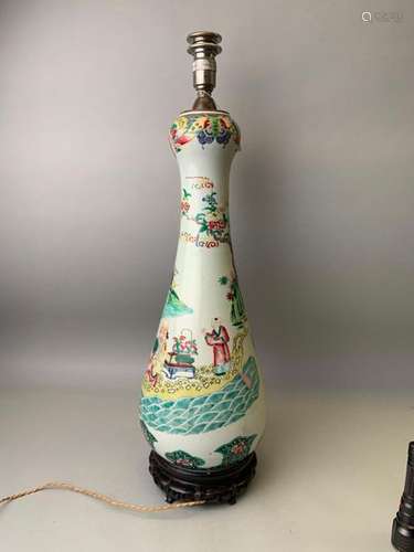 CHINE, porcelaine. Important pied de lampe à décor…