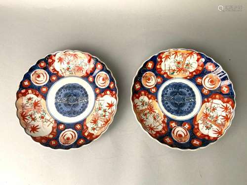 JAPON. Paire d'assiettes en porcelaine à bordure o…