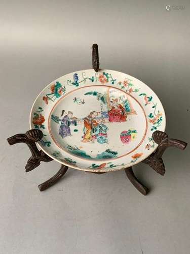 CHINE. Assiette en porcelaine à décor émaillé poly…