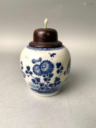 CHINE. Vase couvert en porcelaine à décor végétal …