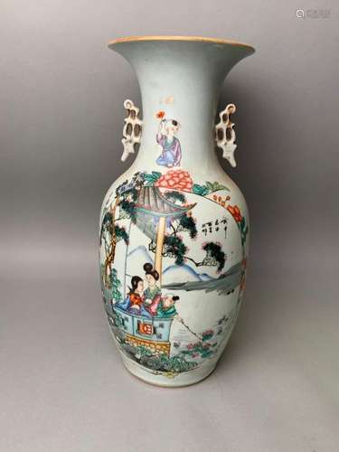 CHINE, porcelaine. Vase à décor de personnages dan…