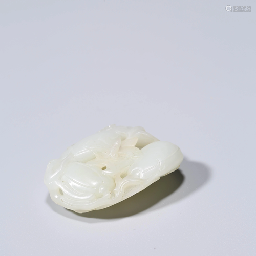 A WHITE JADE PENDANT