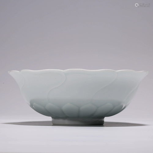 A SUNFLOWER SHAPED BOWL WITH THE MARK 'DA QING QIAN