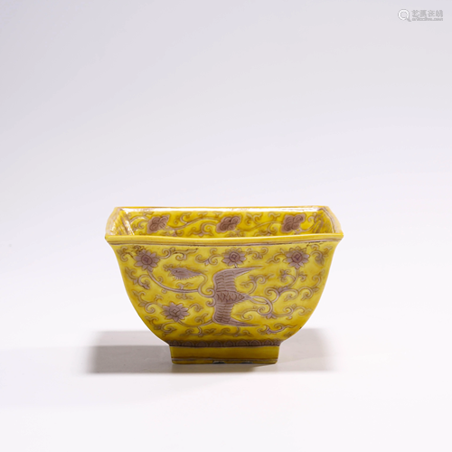 A YELLOW GLAZED SQUARE BOWL