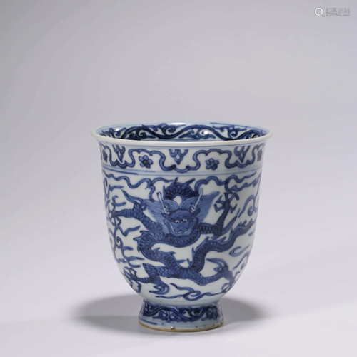 A BLUE AND WHITE DRAGON CUP WITH THE MARK 'DA MING WAN