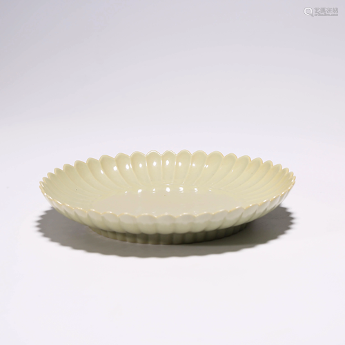 A WIHTE GLAZED CHRYSANTHEMUM PLATE