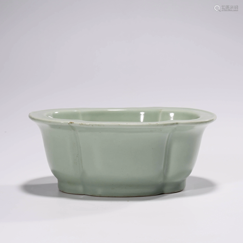 A YELLOWISH PEA GREEN GLAZED WASHER WITH THE MARK 'DA