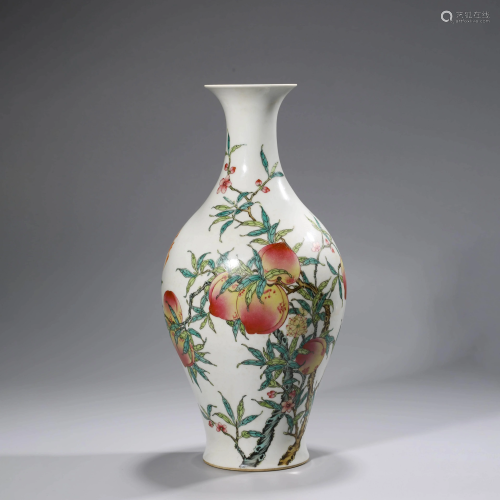 A FAMILLE ROSE VASE WITH THE MARK 