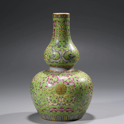 A FAMILLE ROSE DOUBLE-GOURD VASE WITH THE MARK 