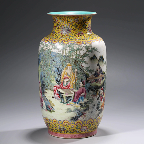 A FAMILLE ROSE VASE WITH THE MARK 