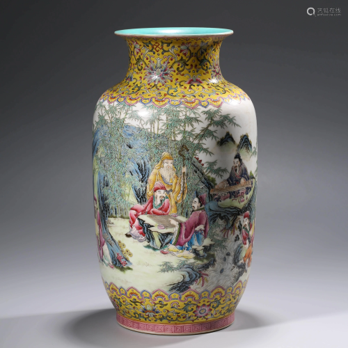 A FAMILLE ROSE VASE WITH THE MARK 