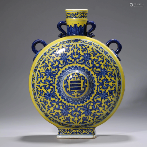 A YELLOW-GROUND BLUE AND WHITE MOONFLASK WITH THE