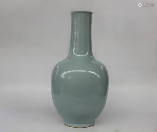 Chinese Celedan Porcelain Vase,Mark