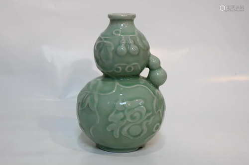 Chinese Celedan Gourd Vase