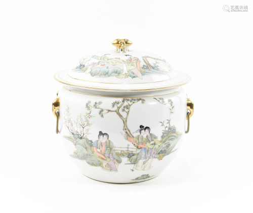 A Chinese Famille Rose Porcelain Pot