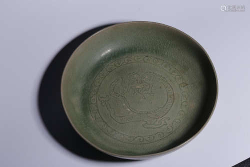 YUE WARE CELADON GLAZED 'DRAGON' DISH WITH CRACKLE PATTERNS