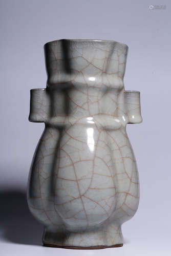 GUAN TYPE LOBED VASE WITH LUG HANDLES