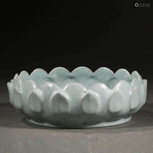 A RU KILN PORCELAIN LOTUS PETAL SHAPED BRUSH WASHER