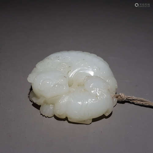 A HETIAN JADE CARVED LION PATTERN PENDANT