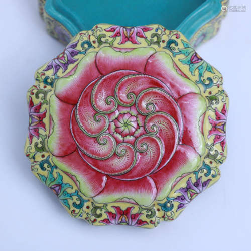 AN ENAMEL GILD FLORAL PORCELAIN BOX WITH COVER