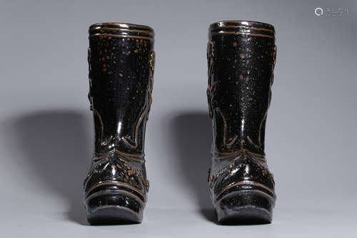 PAIR OF CHIFENG WARE PORCELAIN 'PRINCESS BOOTS'