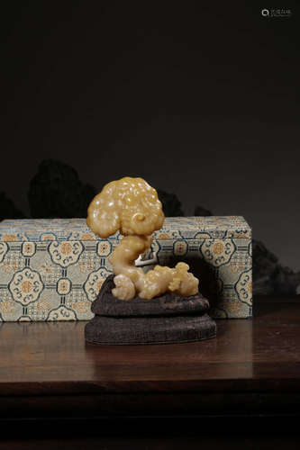 SHOUSHAN YELLOW FURONG STONE CARVED 'RUYI LINGZHI' FIGURAL GROUP