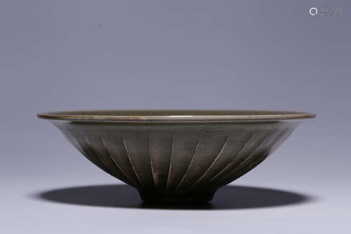 YAOZHOU WARE CONICAL BOWL WITH CRACKLE PATTERNS