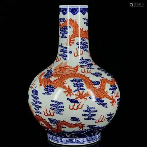 A BLUE AND WHITE IRON RED DRAGON PATTERN PORCELAIN VASE