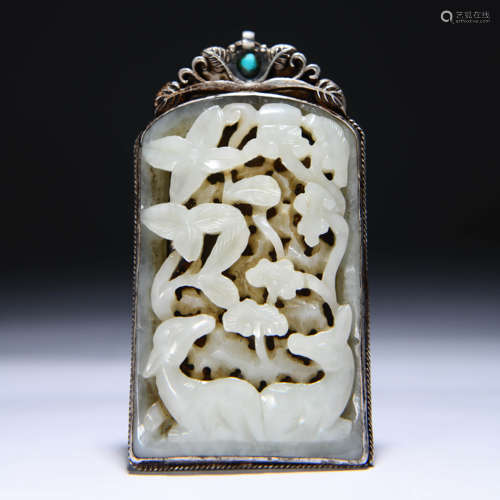 A SILVER INLAID JADE CARVED DEER PATTERN PENDANT