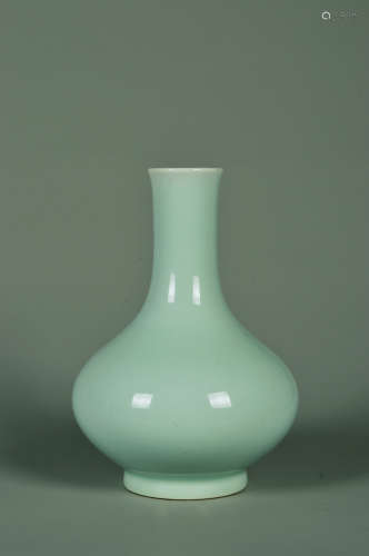 Chinese Qing Dynasty Qianlong Period Green Glaze Porcelain Bottle