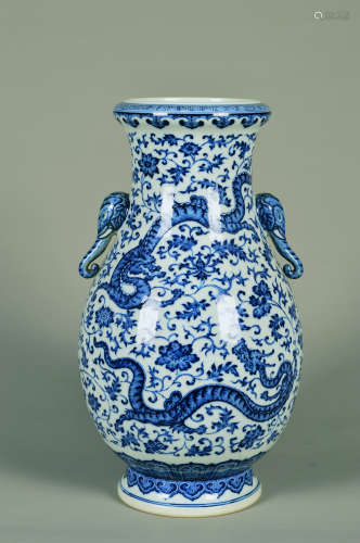 Chinese Qing Dynasty Qianlong Period Blue And White Dragon Pattern Porcelain Bottle