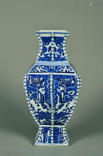 Chinese Exquisite Blue And White Porcelain Vessel
