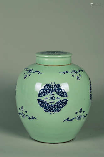 Chinese Qing Dynasty Qianlong Period Green Glazed Flower Pattern Porcelain Jar