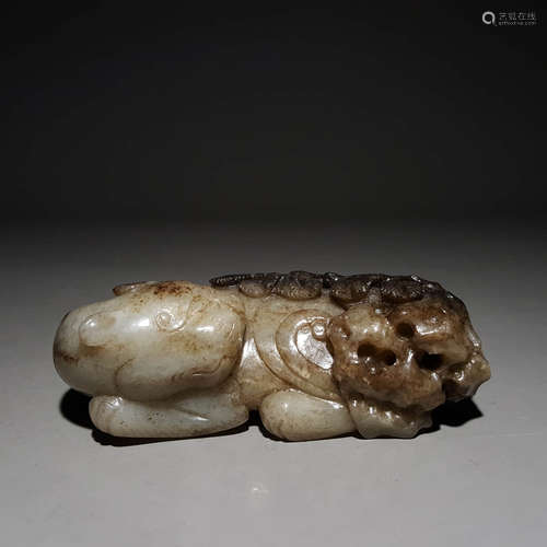 A HETIAN JADE CARVED BEAST ORNAMENT