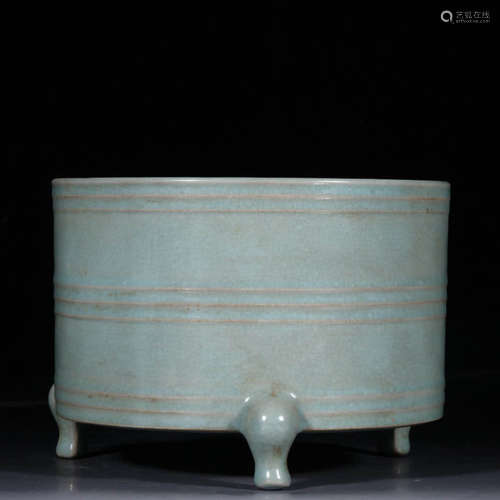 A RU KILN PORCELAIN THREE-LEGGED INCENSE BURNER