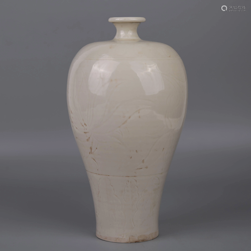 White Porcelain Ru Kiln Plum Bottle