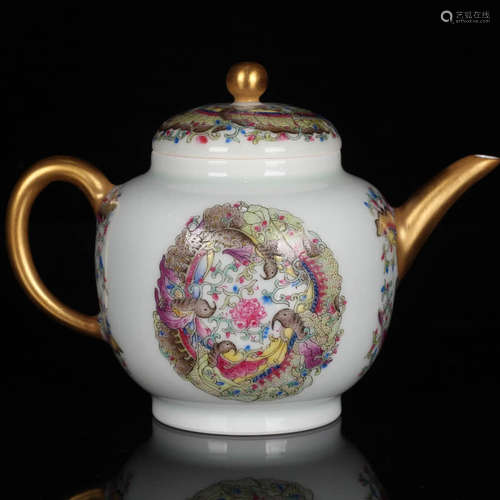 A FAMILLE ROSE FLOWER AND BUTTERFLY PATTERN PORCELAIN POT