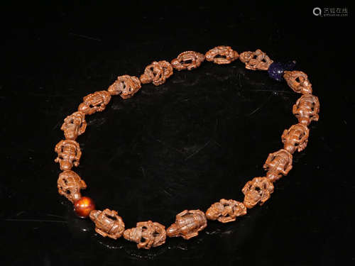 WALNUT CARVED 'EIGHTEEN ARHAT' BEAD BRACELET