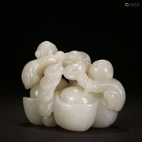 A HETIAN JADE CARVED ORNAMENT