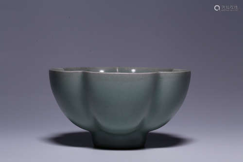 LONGQUAN WARE LOBED AND FLORIFORM BOWL