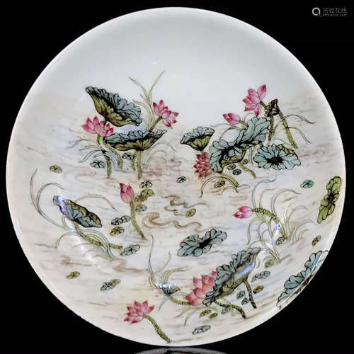 A FAMILLE ROSE LOTUS PATTERN PORCELAIN PLATE