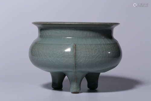 LONGQUAN WARE COMPRESSED TRIPOD CENSER WITH CRACKLE PATTERNS