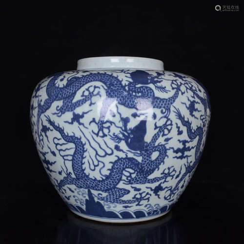 A BLUE AND WHITE DRAGON PATTERN PORCELAIN JAR WITH COVER