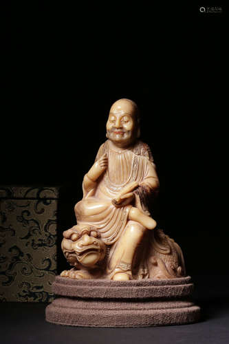 SHOUSHAN SOAPSTONE CARVED 'ARHAT' SEATED FIGURE