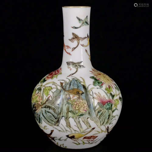 A FAMILLE ROSE FLOWER&BIRD PATTERN PORCELAIN VASE