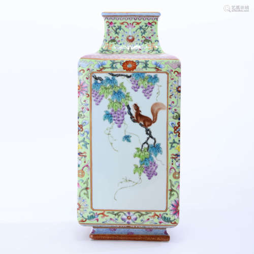 A GREEN GROUND FAMILLE ROSE FLORAL PORCELAIN SQUARE VASE