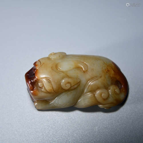 A JADE CARVED BEAST ORNAMENT